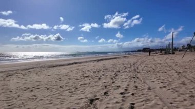 Okyanus manzaralı plajda yürüyen Avrupa yazı seyahati