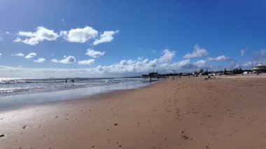 Atlantik Okyanusu manzaralı Avrupa seyahati boyunca yaz plajı yürüyüşü