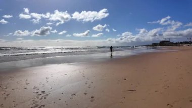 Okyanus dalgaları ve kumlu adımlar Avrupa 'da bir sahil tatilinde POV görüntüsü