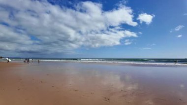 Atlantik sahili boyunca çıplak ayakla yürümek Avrupa 'da yaz seyahati manzarası