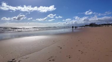 Deniz kenarındaki POV, Avrupa gezisi dalgalarının sesi ve kumsalda ayaklarıyla yürüyor