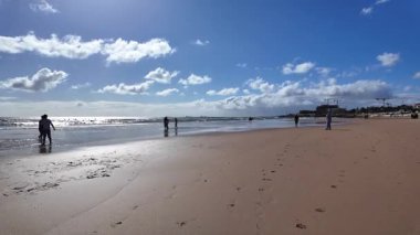 Seyahat yaşam tarzı birinci şahıs plaj yürüyüşü Avrupa kıyılarında deniz dalgaları ile