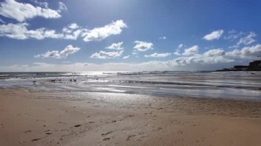 Bakış açısına göre Avrupa 'da deniz dalgaları ve gökyüzü yakınlarındaki sahil basamakları