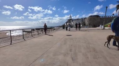 POV görüntüleri, Avrupa okyanusunun yakınındaki yumuşak kumsalda yürüdüğünü gösteriyor.