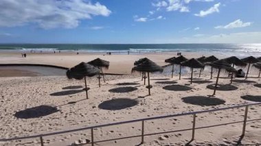 Avrupa 'da Atlantik sahillerinde rahat kıyı yürüyüşü yaşam tarzı POV' u