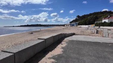 Atlantik dalgalarıyla Avrupa 'da deniz kıyısında yürüyüş yapan ilk kişi.