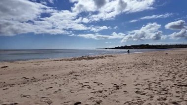 Kum ve deniz Avrupa kıyı şeridi boyunca yürüyor yaz seyahati yaşam tarzı POV