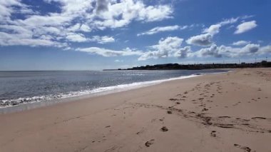 Okyanus dalgaları ve Atlantik kıyısı Avrupa tatili ile güneşli gün plaj POV