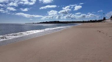 Deniz dalgaları mavi gökyüzü Avrupa sahnesiyle sahilde yürüyen video konsepti