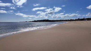 Atlantik kıyısındaki tatil plajı POV 'u Avrupa yaz atmosferinde seyahat ediyor