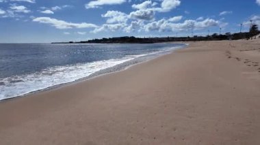 Atlantik Okyanusu dalgalarıyla ıslak kumsalda yürüyen ayaklar Avrupa turizmi dalgaları