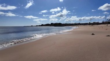 Avrupa sahillerinde dalgalı deniz köpüğü ve açık gökyüzü manzaralı POV plaj yolu