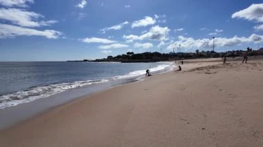 Sahilde Atlantik Okyanusu boyunca yürüyoruz. Kumda ayaklarımız var. Avrupa seyahati.