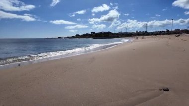 Avrupa 'da okyanus manzarası açık gökyüzü kum dalgaları ve manzaralı sahil manzarası