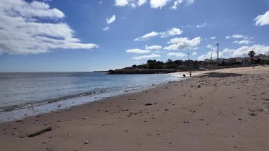 Güneşli bir günde, okyanus kıyısında plaj gezintisi Avrupa yaz seyahati