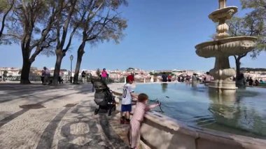 Yürüyen Lizbon 'un güneşli şehri POV, Avrupa' nın hedefi