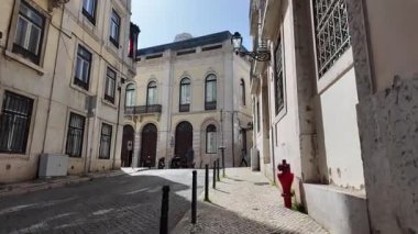 Lizbon manzaralı yürüyüş POV, güneşli Avrupa gezisi