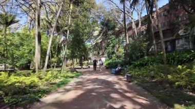 Güneşli yürüyüş Lizbon şehir merkezi POV, seyahat deneyimi