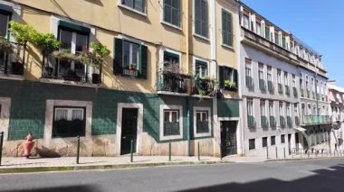 Yaz şehri POV Lisbon, güneşli mimari, eski kasaba