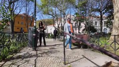 Lizbon sokaklarında POV şehir yolculuğu, güneşli manzara