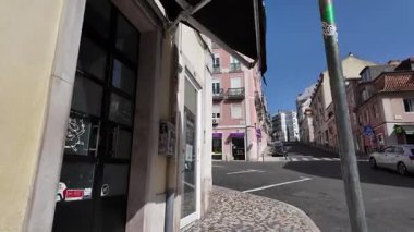 Lizbon sokak yürüyüşü POV, güneşli Avrupa şehir deneyimi