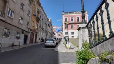 Lizbon yürüyüşü, parlak yaz ışığı, Avrupa şehri.