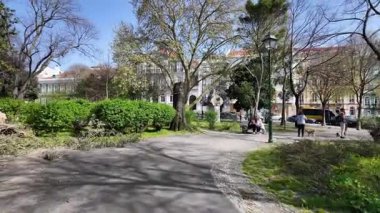 Büyüleyici Lizbon yaz yürüyüşü, güneş ve şehir