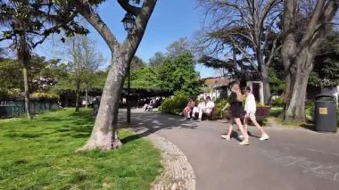 POV Lizbon güneşli bir yaz gününde seyahat eder, tarihi sokaklar