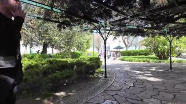 Lizbon 'da Avrupa tatil gezisi, güneşli sokak yürüyüşü