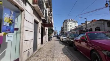 Lizbon 'da güneşli bir yürüyüş. Eski kasaba, yaz havası.