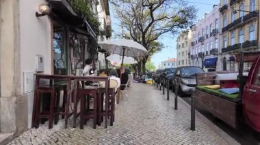 Güneşli Lizbon sokaklarını, POV turist videolarını keşfediyor