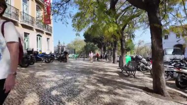 Lizbon 'da parlak güneşli yürüyüş, şehir gezisi