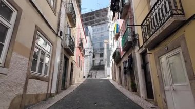 Lizbon turu, güneşli sokaklar, Avrupa seyahati havası.