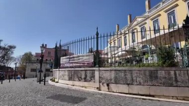 Lizbon 'u gezen turistik bölge, eski binalar, güneşli seyahat günü.