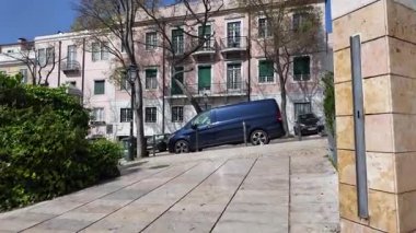 Güneşli Lizbon sokakları, yaz şehri manzarası