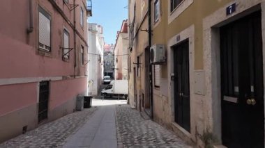 Güneşli Lizbon Günü POV, seyahat fotoğrafçılığı, eski kasaba sokağı