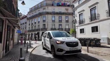 Yürüyen Portekiz Lizbon POV, yaz güneşi ışığı, büyüleyici cadde