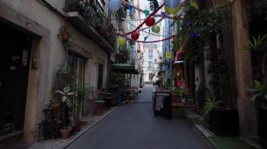 Avrupa şehir POV Lizbon, tarihi caddede yaz yürüyüşü
