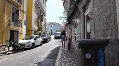 Lizbon güneşli yürüyüş POV, büyüleyici mimari, şehir seyahati Avrupa