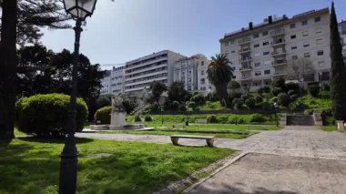 Lizbon sokaklarında yürüyüş, yazın seyahat, tarihi Avrupa kasabası