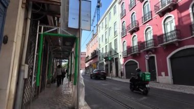 Şehir seyahati Lizbon POV, güneş ışığında büyüleyici sokaklar, turist macerası