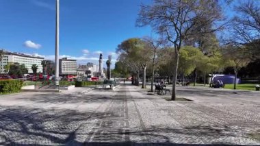 Güneşli Lizbon sokak yürüyüşü POV, Avrupa yaz tatili durağı