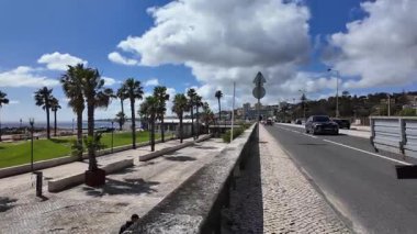 Avrupa 'da deniz manzaralı sahil kenarında yürümek