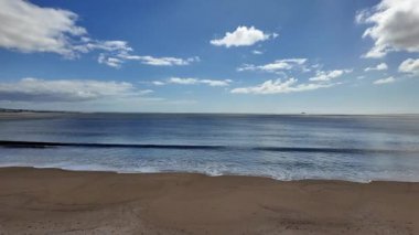 Avrupa 'da deniz kıyısında huzurlu bir sahil yürüyüşü