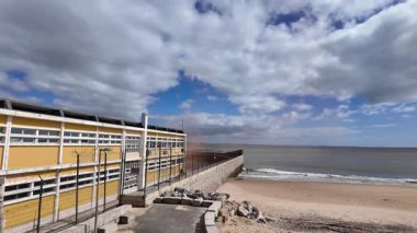 Güneşli bir günde Avrupa 'da okyanus kenarında sakin bir yürüyüş.