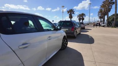 Avrupa 'da sahilde yürüyüş yapmak rahatlatıcı.