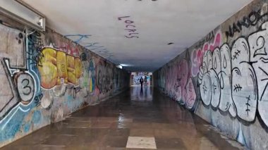 Bir tünelde graffiti ile yürümenin POV videosu