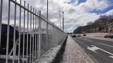 Avrupa 'da okyanus kıyısında mavi gökyüzü yürüyor