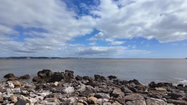 Avrupa 'da okyanus yolunda deniz kenarında bir tatil gezisi