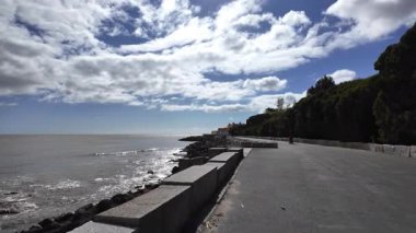 Avrupa 'nın kıyı kasabasında güneşli mavi okyanus yürüyüşü